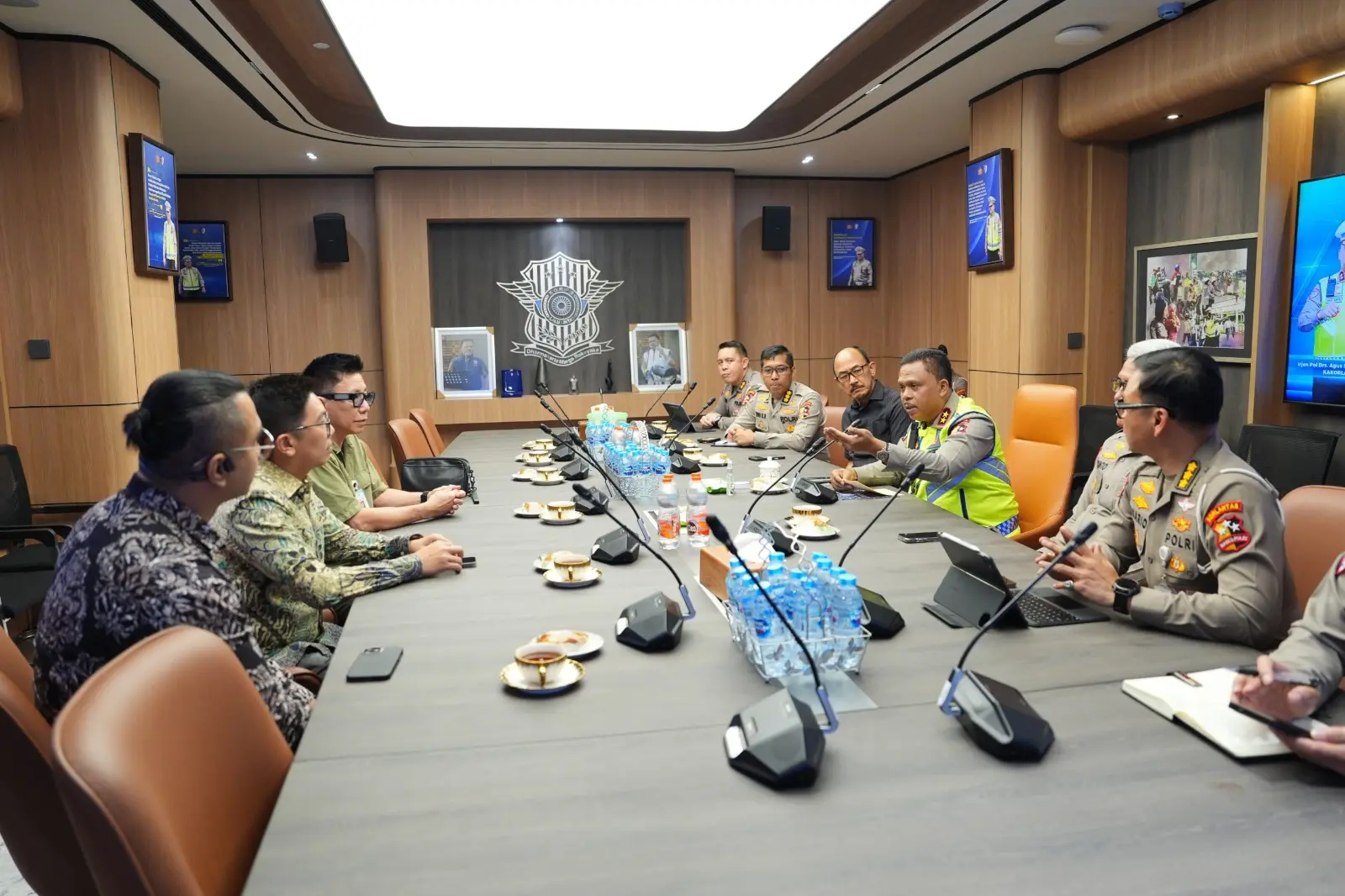 inp-traffic-corps-meets-with-green-sm-taxi-discussing-collaborations-for-driver-training