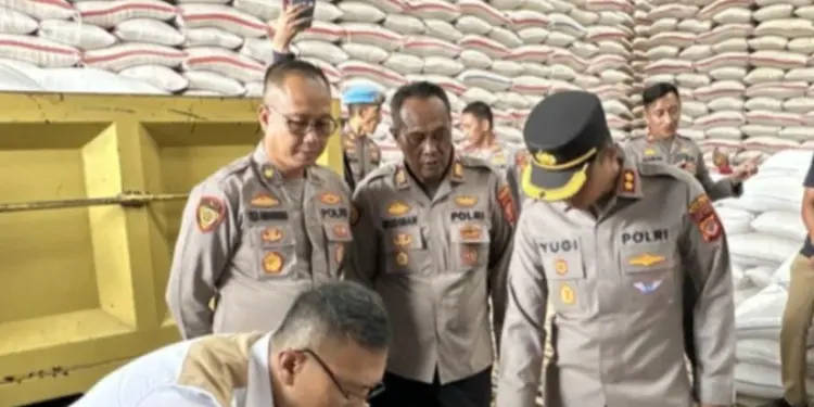 supporting-food-security-program-police-delivers-18-tons-of-corn-in-garut