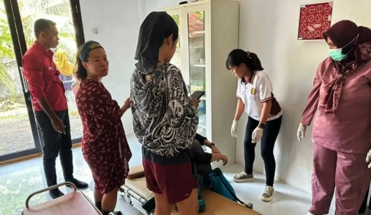 sar-team-rescues-three-singaporean-hikers-during-mount-dukono-eruption