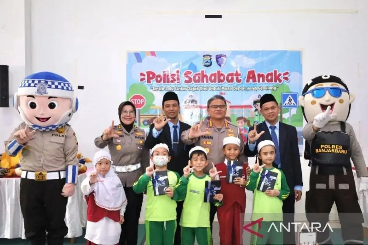 police-visit-elementary-school-in-south-kalimantan-to-educate-students-on-traffic-discipline