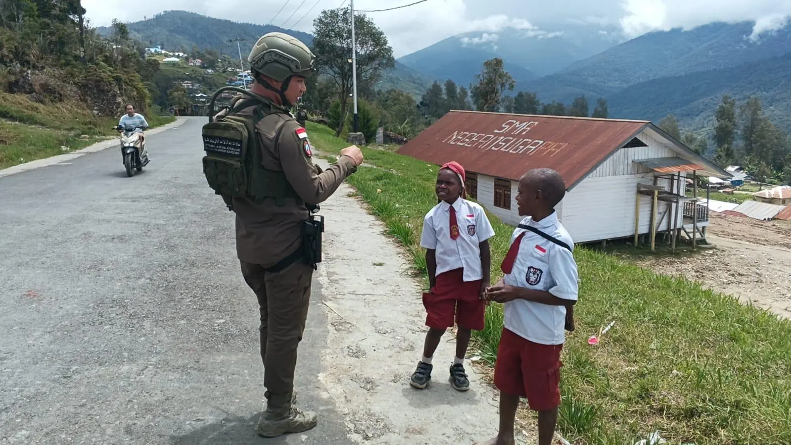 soft-patrol-conducted-by-damai-cartenz-operation-task-force-in-sugapa-district