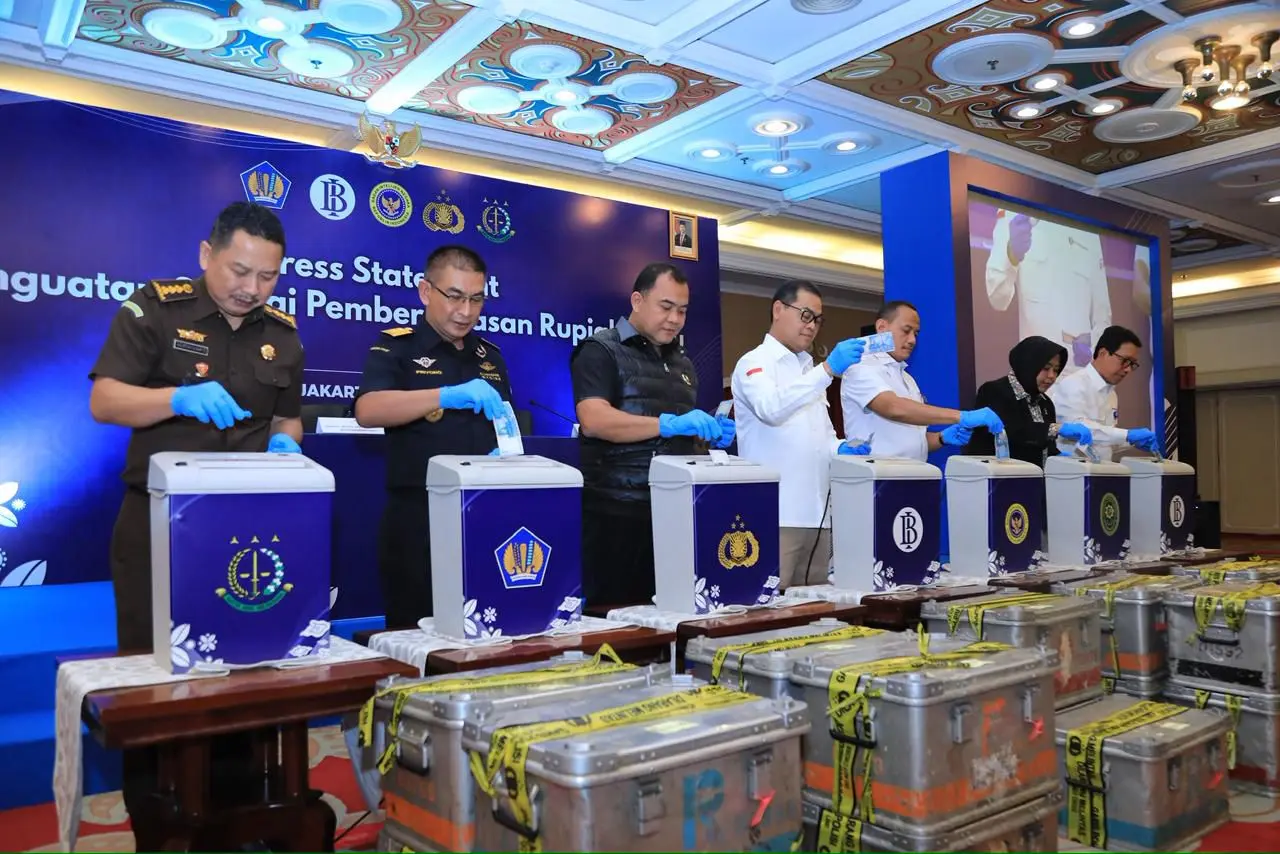 police-and-bank-indonesia-destroys-hundreds-of-thousands-counterfeit-money