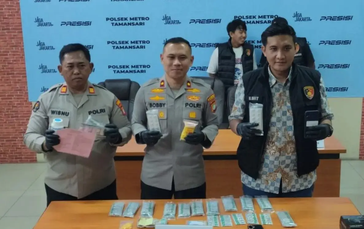 tamansari-police-arrest-two-suspects-running-illegal-pill-ring-from-grocery-shop