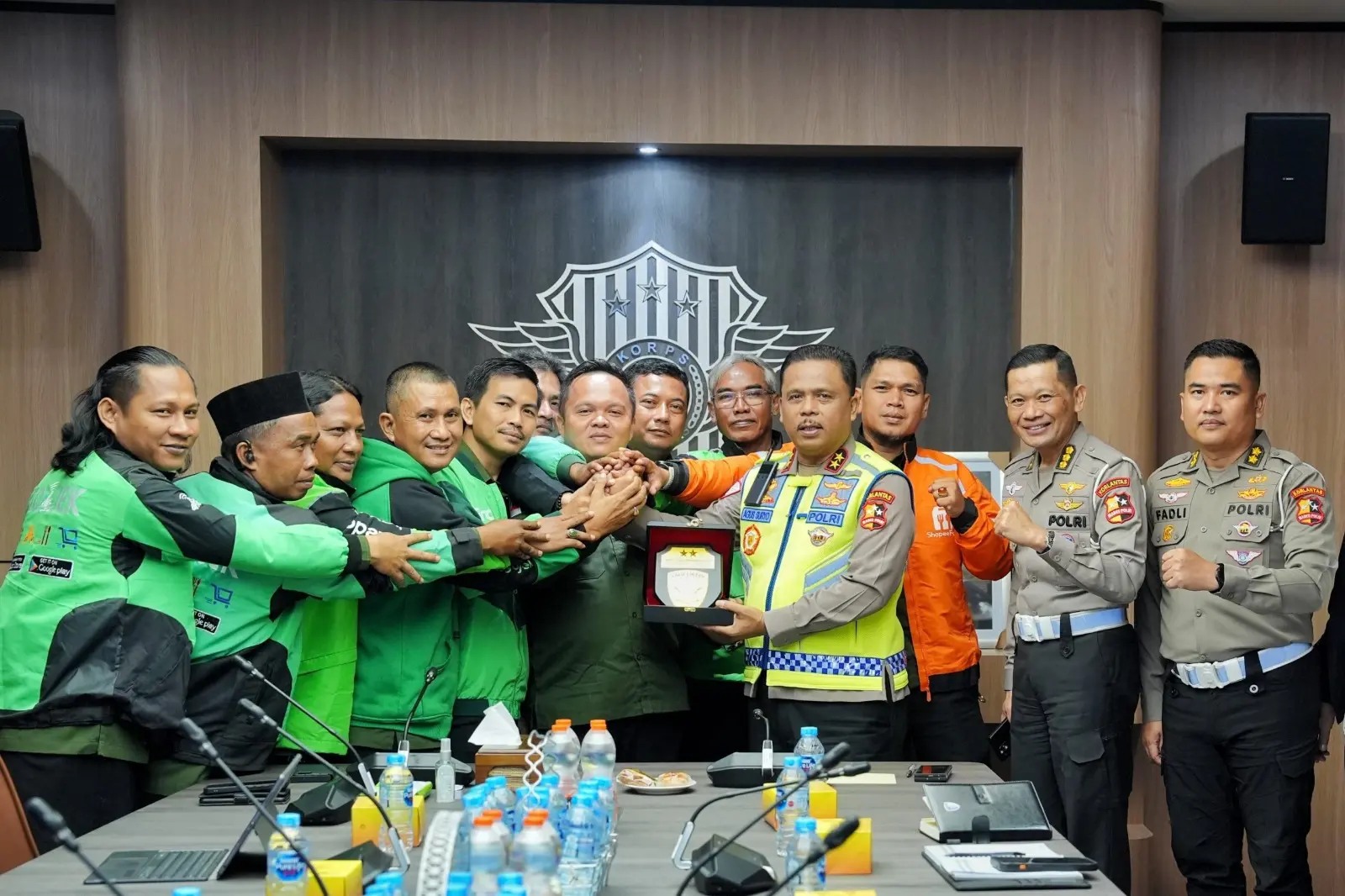 inp-traffic-corps-welcomes-the-visit-of-online-motorcycle-taxi-driver-community-from-jambi