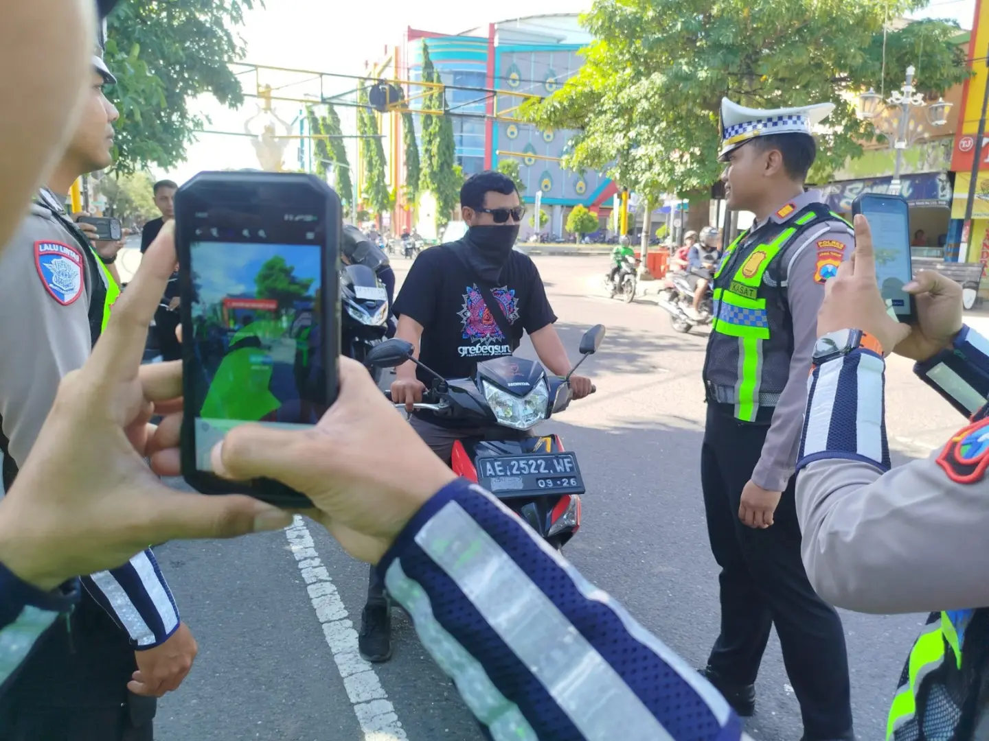 smart-glasses-help-boost-traffic-law-enforcement-in-ponorogo-police