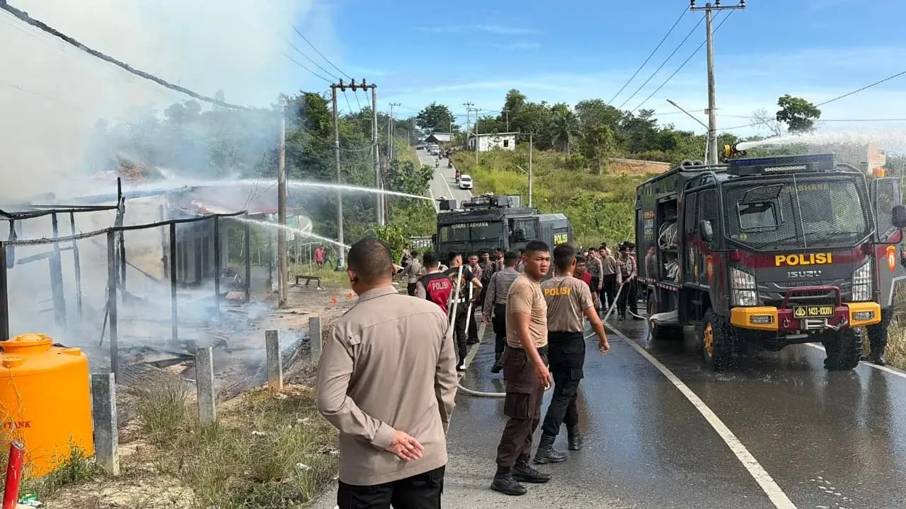 personnel-deployed-swiftly-to-extinguish-fire-engulfing-a-house-in-bulungan-north-kalimantan