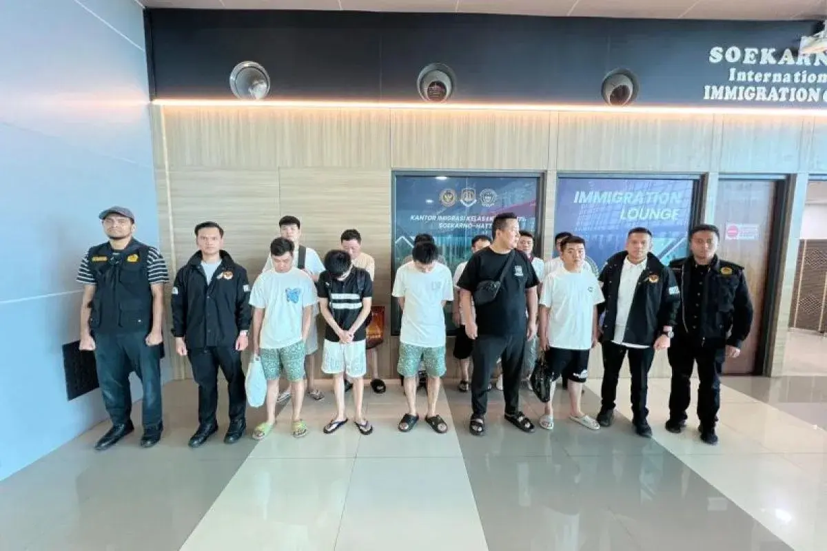 tangerang-immigration-deports-19-foreigners-in-love-scam-case