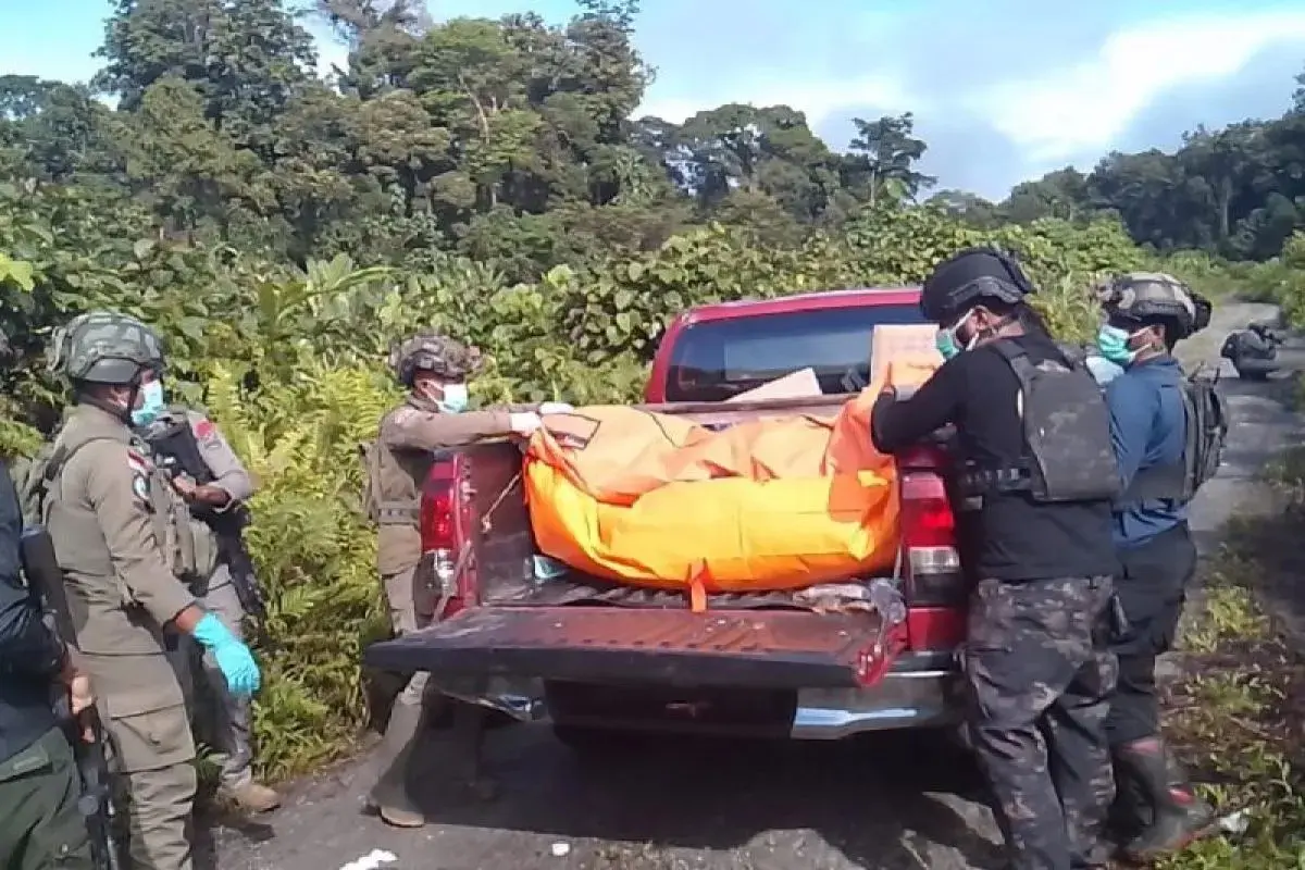 tni-inp-struggle-to-evacuate-gold-miners-in-papua