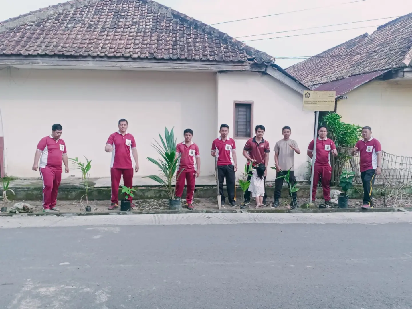 550-fruit-tree-planted-in-greening-police-barracks-in-south-sumatra