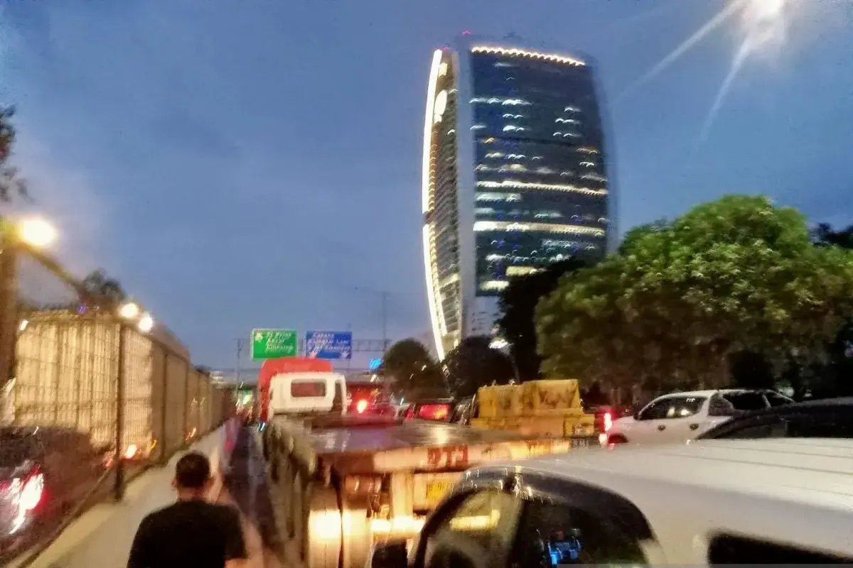 traffic-jam-in-tanjung-priok-caused-by-container-depots-not-port-operations