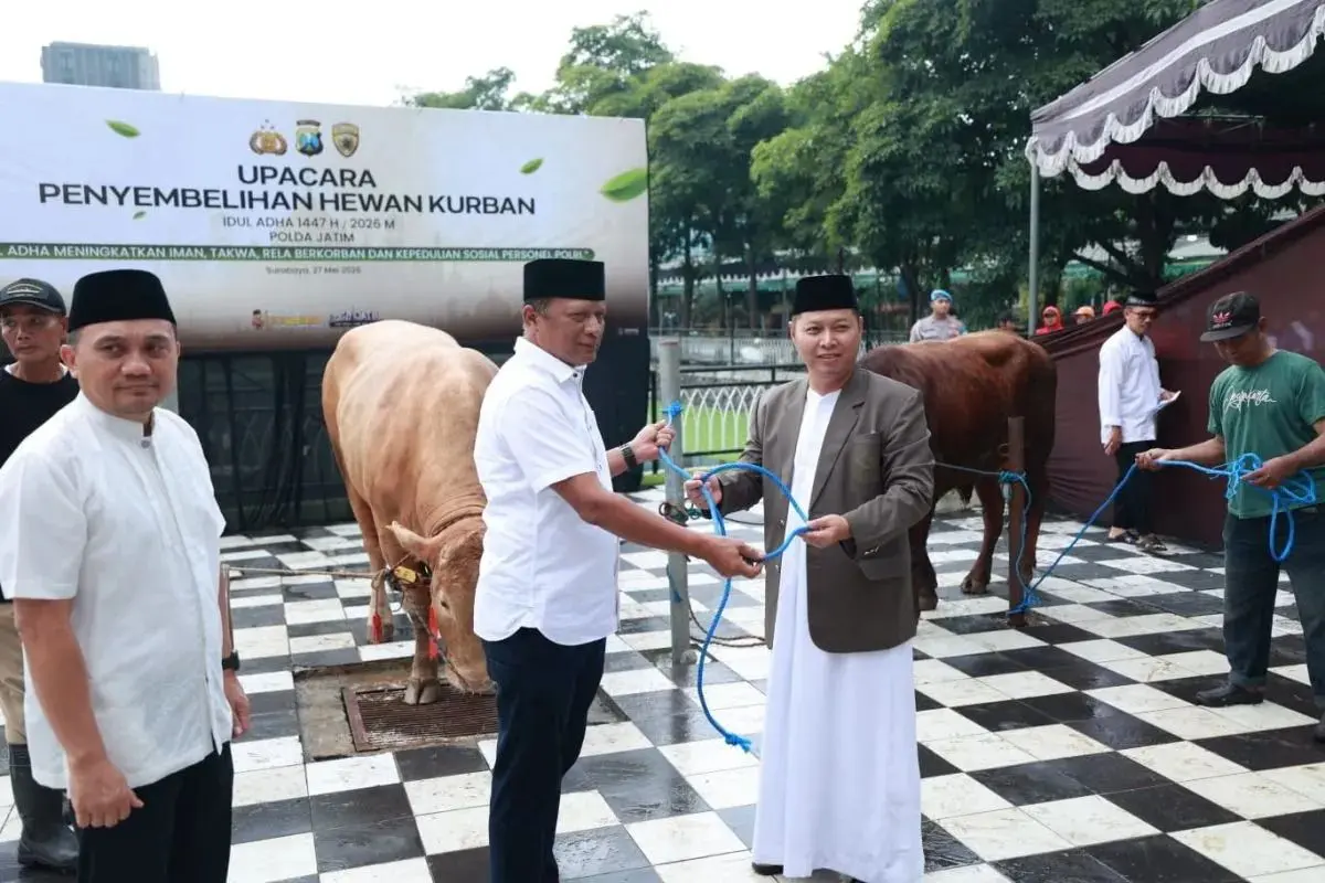 east-java-regional-police-distributed-149-sacrificial-animals-for-eid-al-adha