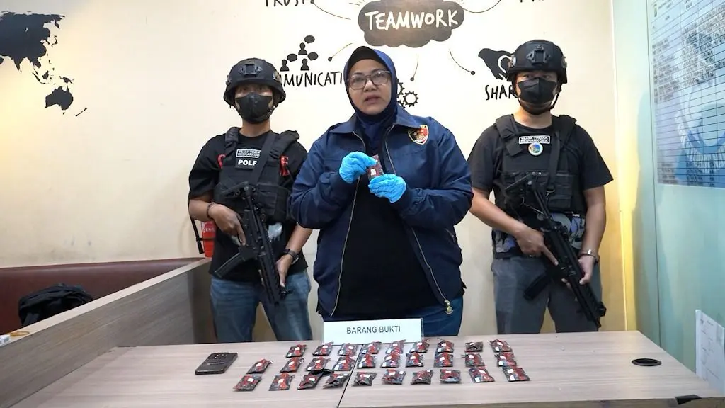 a-man-arrested-by-police-after-distributing-30-etomidate-cartridges-in-west-jakarta