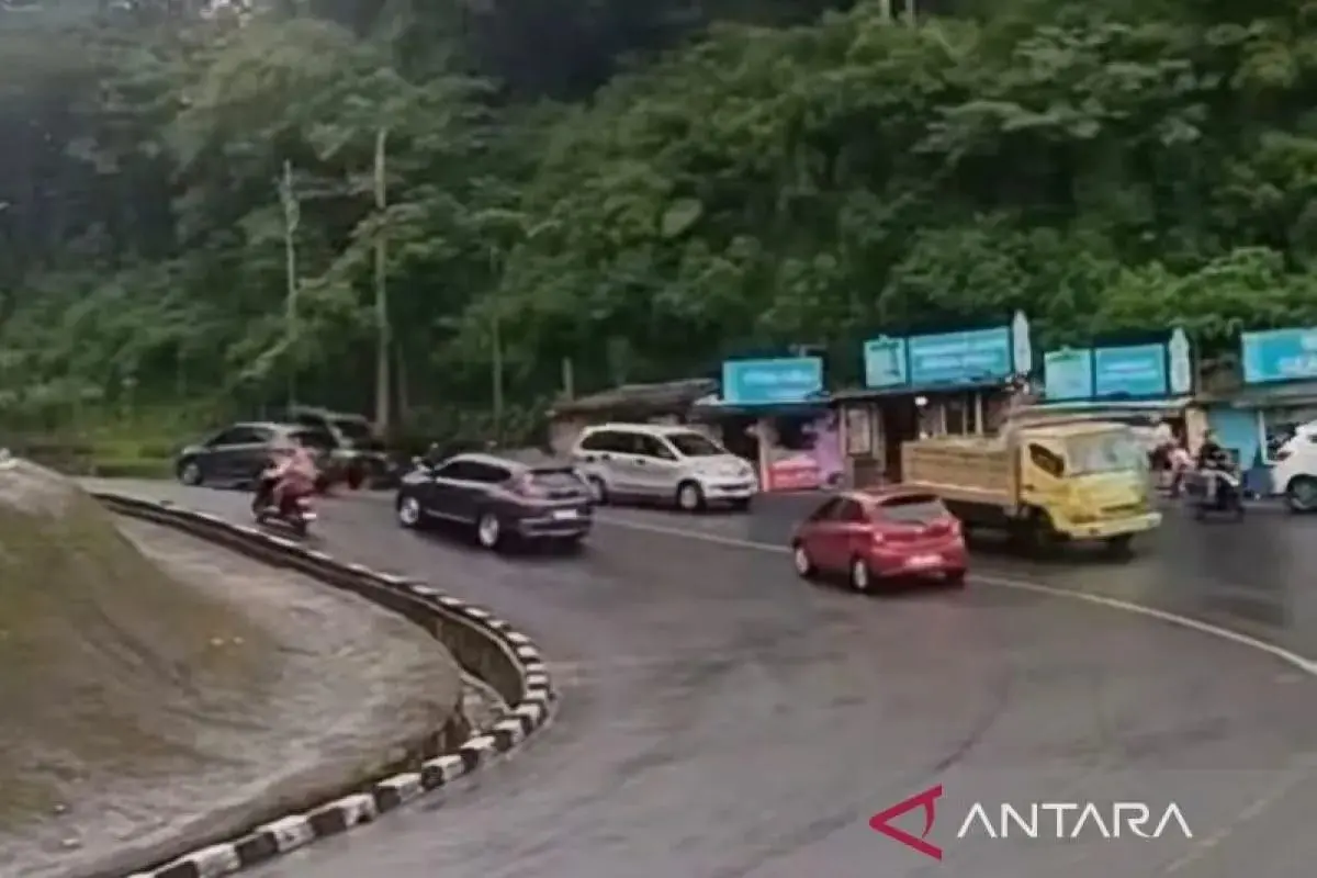 traffic-jam-clearing-teams-prepared-on-puncak-cianjur-route-following-long-holiday