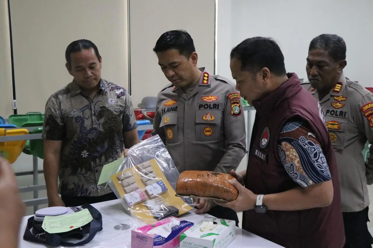 tangerang-city-police-seize-over-1-kilogram-of-marijuana-during-night-patrol