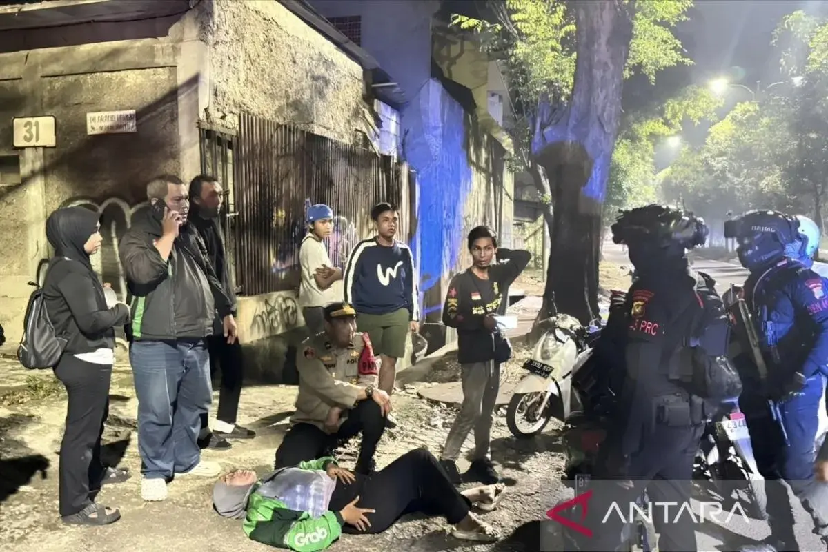 midnight-brimob-patrol-shifts-to-rescue-mission-as-exhausted-online-driver-collapses-in-east-jakarta