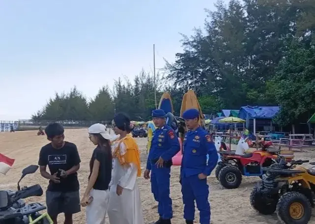 east-kalimantan-police-secure-beaches-during-long-holiday