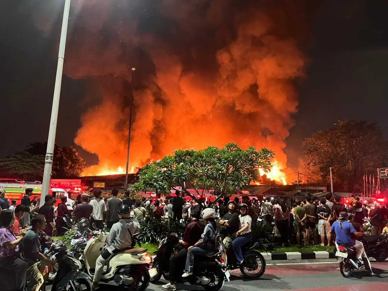 250-semi-permanent-buildings-burned-in-a-massive-fire-in-jiung-market