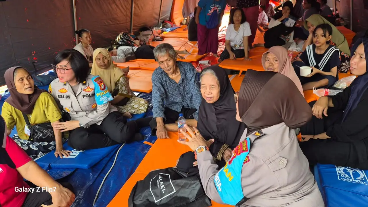 jaga-jakarta-policewomen-provide-aid-trauma-support-after-market-fire