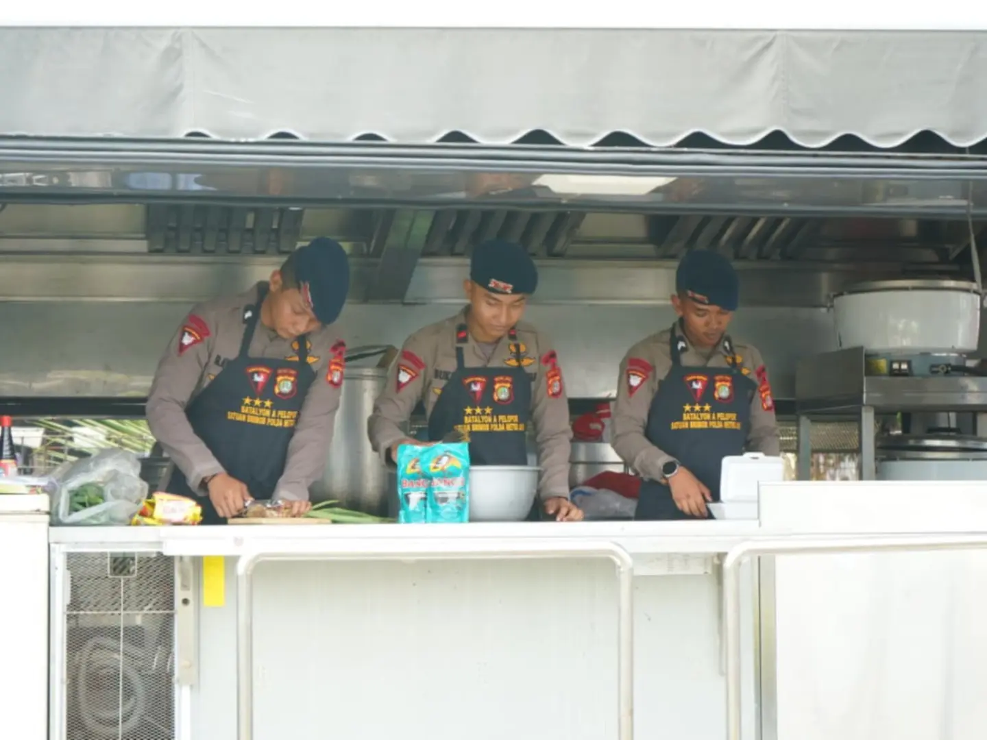 brimob-metro-jaya-deploys-field-kitchens-for-market-fire-victims