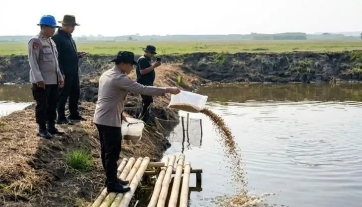 strengthening-food-security-jakarta-regional-metro-police-released-165000-fish-seeds-in-bekasi