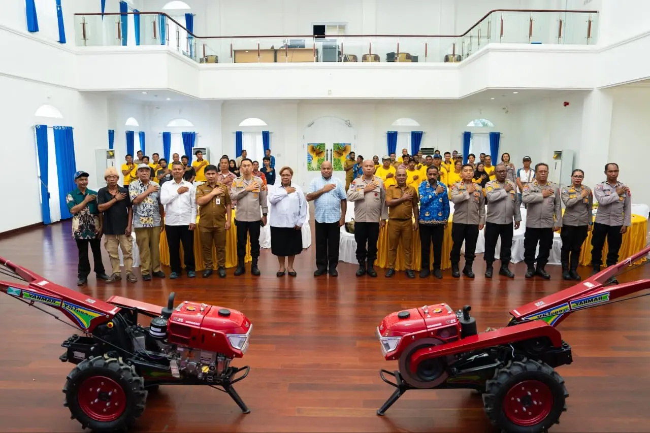 papua-regional-police-receives-agricultural-equipment-aid-in-strengthening-food-security