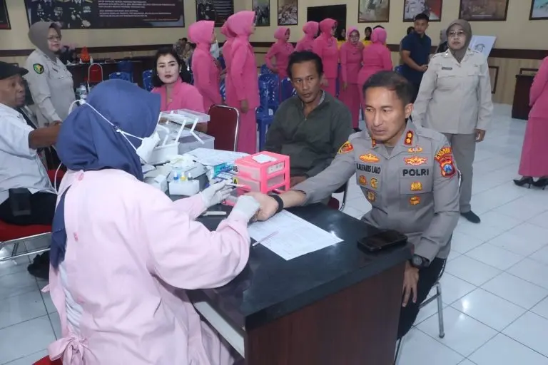 blitar-police-hold-health-service-for-bhayangkara-day