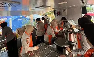 metro-jaya-police-provide-500-meals-for-kemayoran-fire-victims
