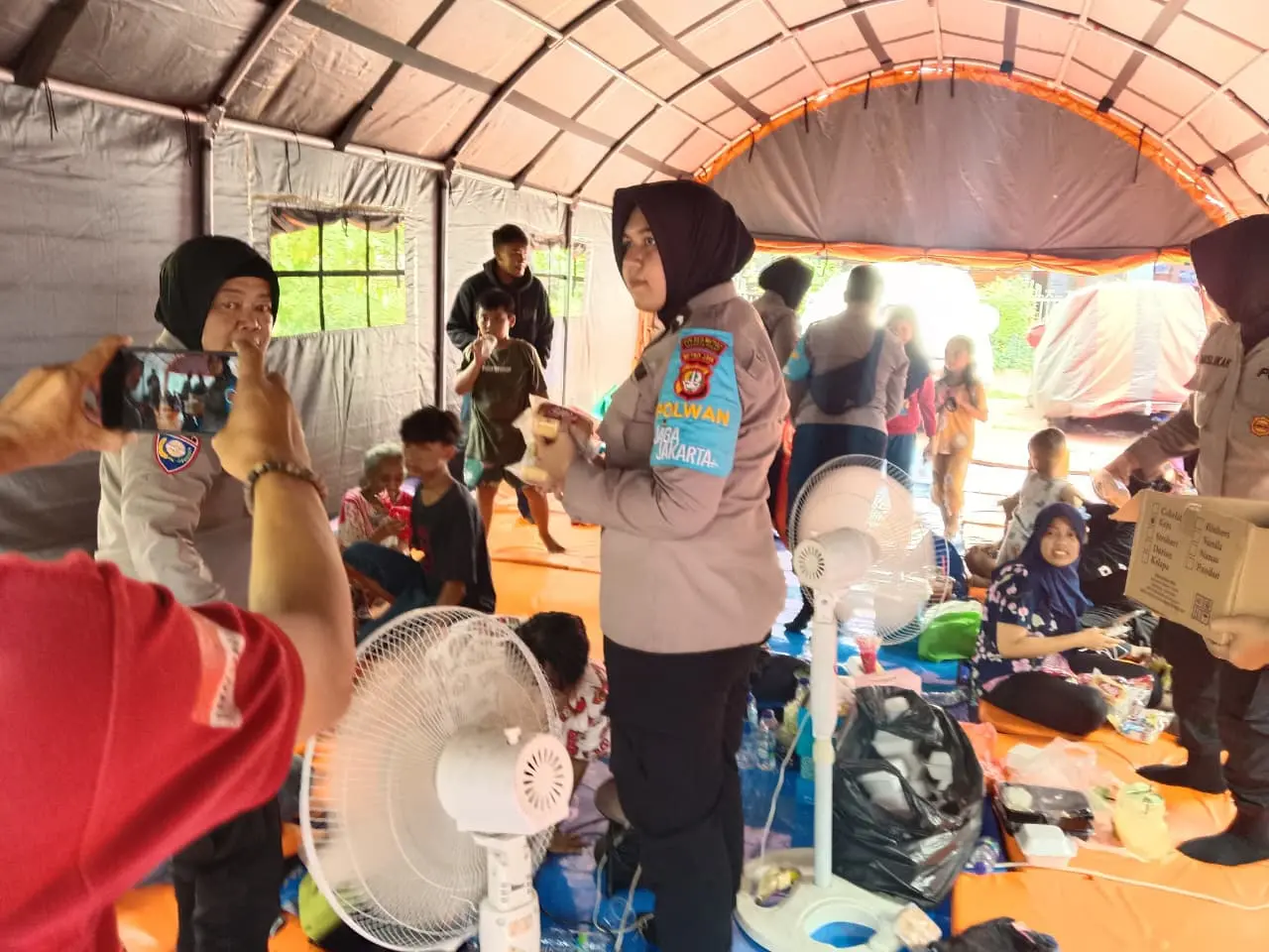jakarta-policewomen-provide-trauma-healing-for-kemayoran-fire-victims