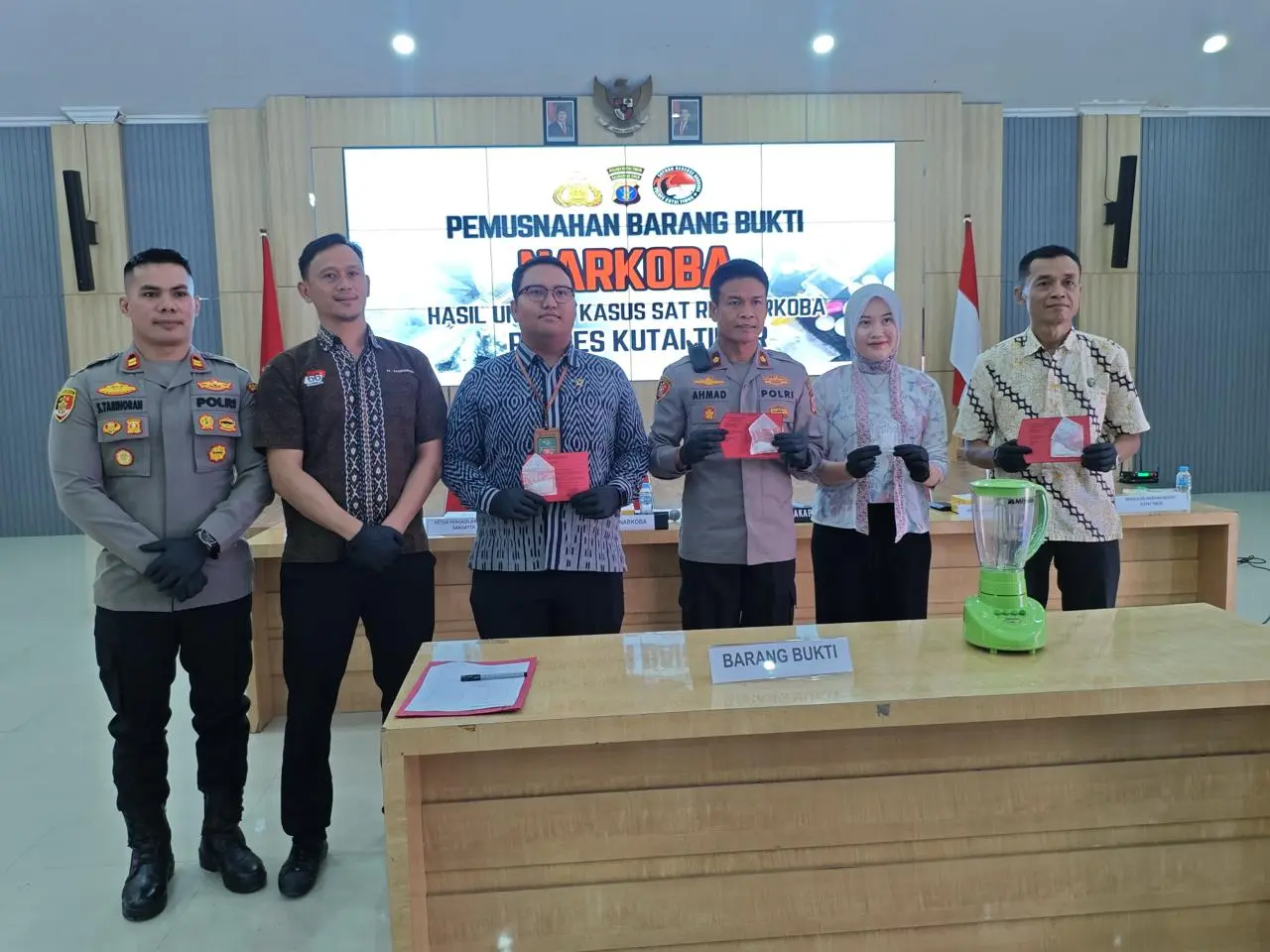 east-kutai-police-destroy-29-grams-of-meth-arrest-four
