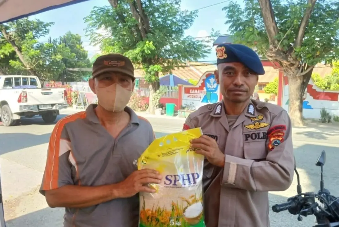 brimob-central-sulawesi-distributes-sphp-rice-to-support-food-security