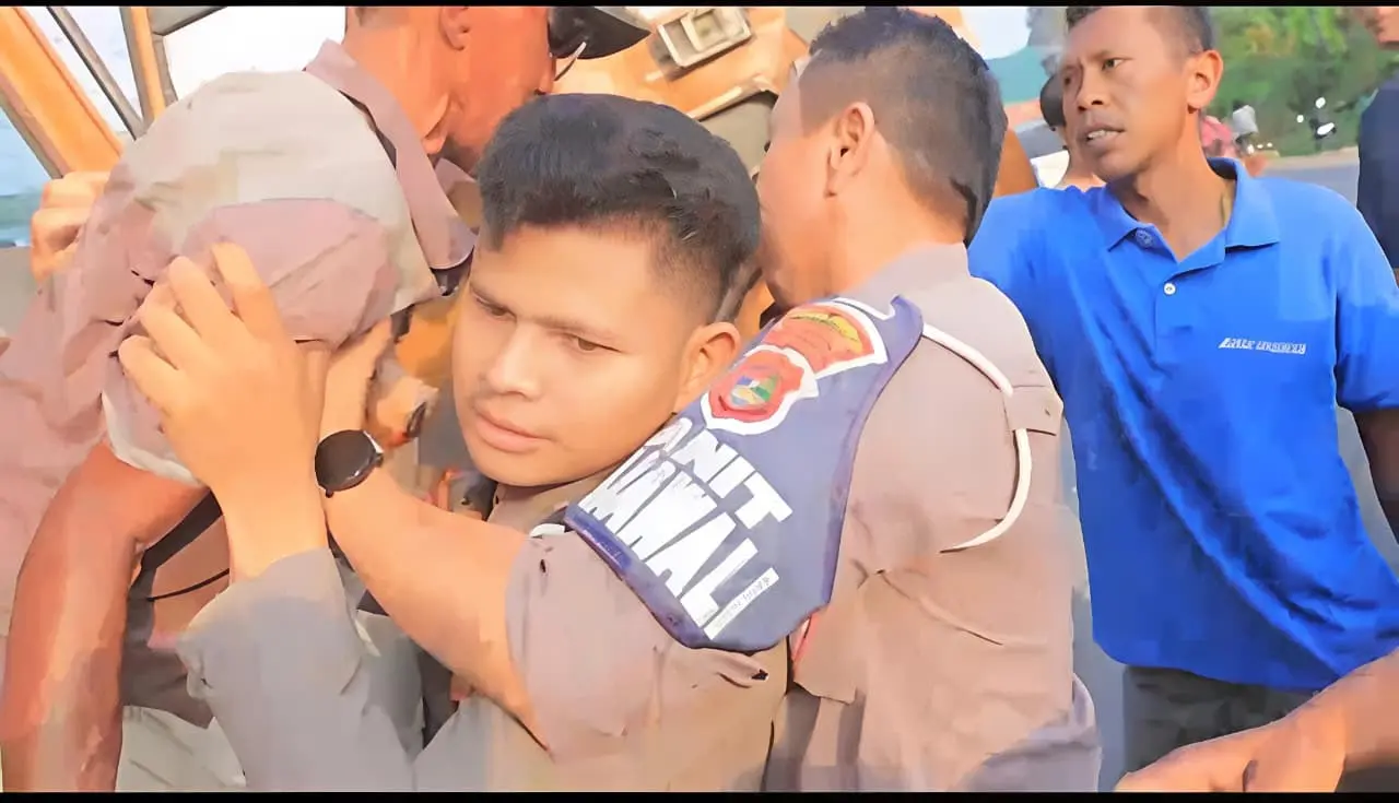 police-officers-and-local-residents-stop-runaway-truck-in-tulang-bawang