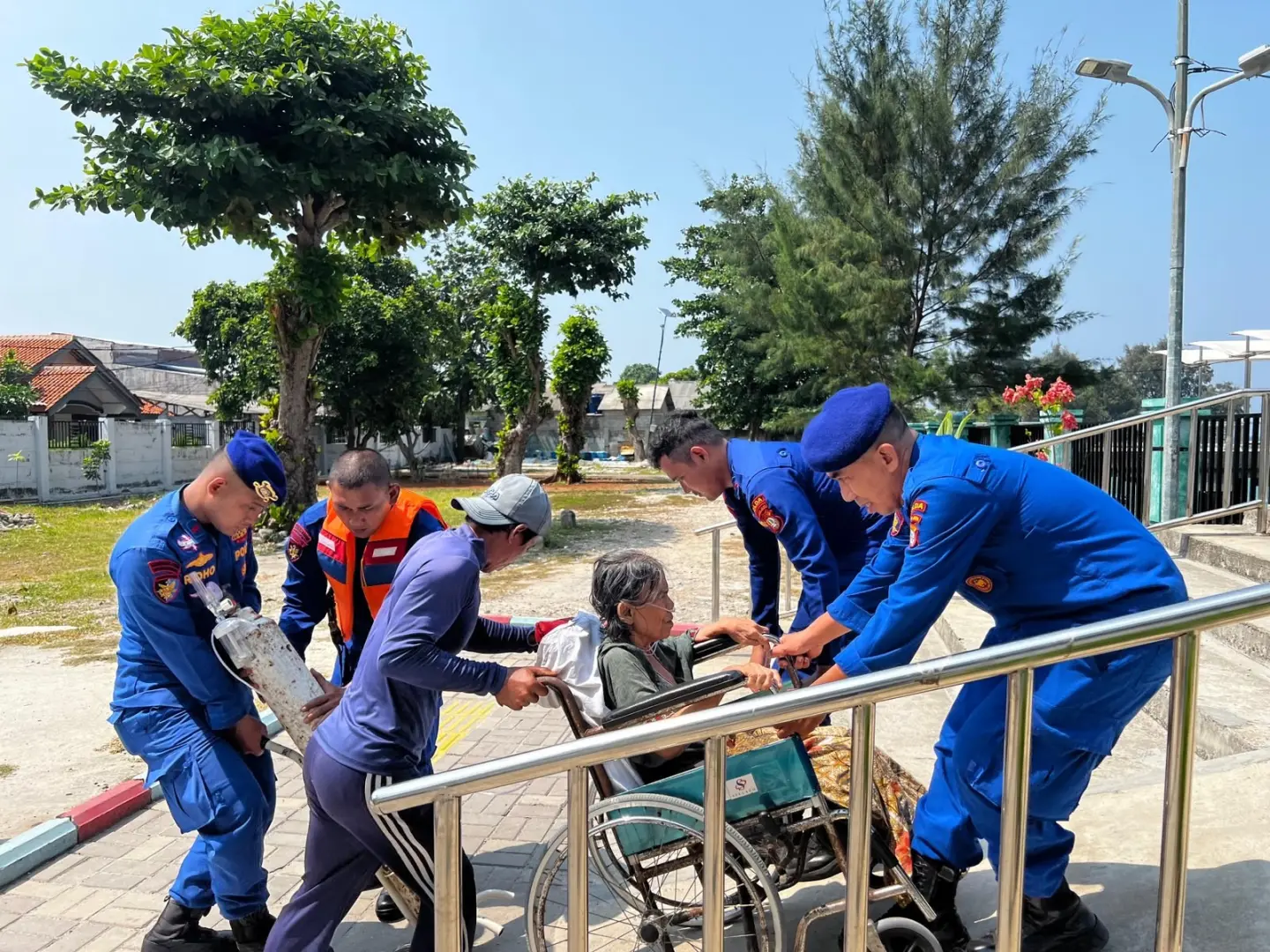 metro-jaya-police-evacuate-sick-elderly-in-thousand-islands