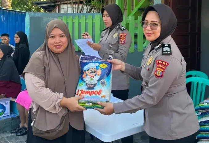 east-kalimantan-policewomen-distribute-rice-aid-in-balikpapan