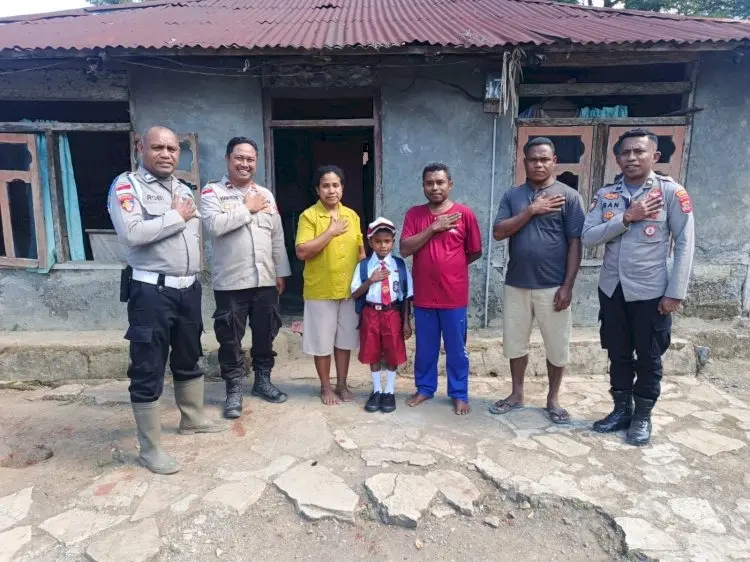east-nusa-tenggara-police-chief-provides-school-aid-to-viral-student