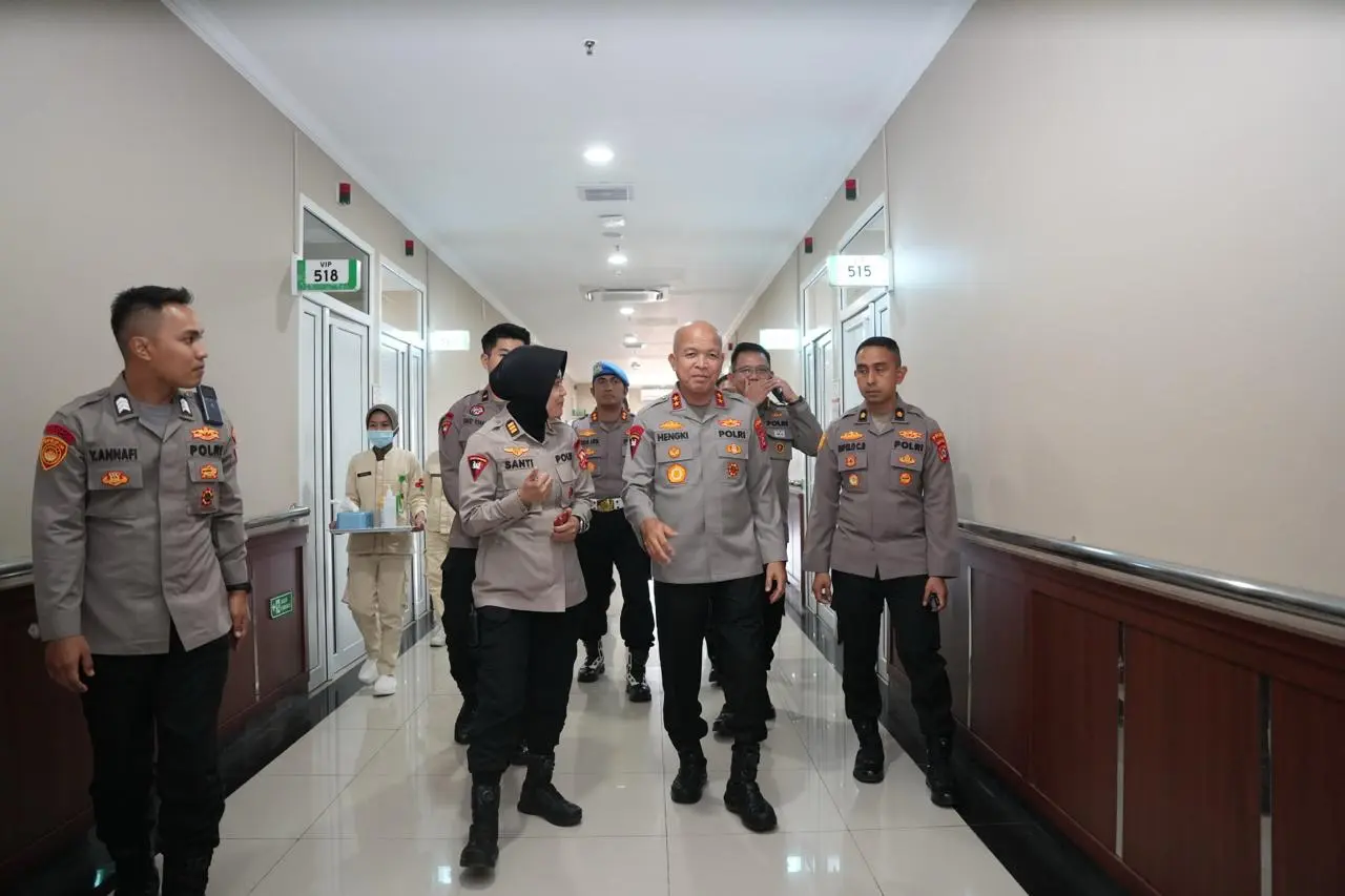 banten-police-chief-visits-brimob-officer-assaulted-by-debt-collectors