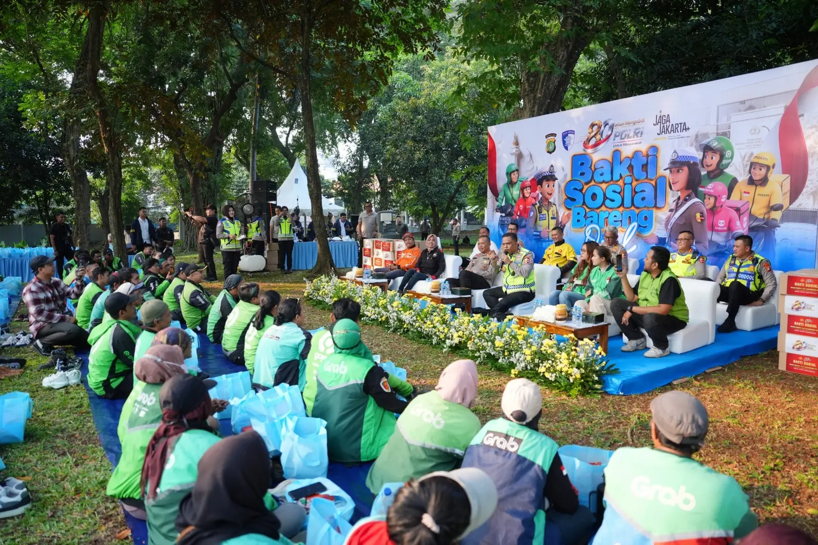 inp-online-taxi-driver-unite-in-social-service-for-bhayangkara-day