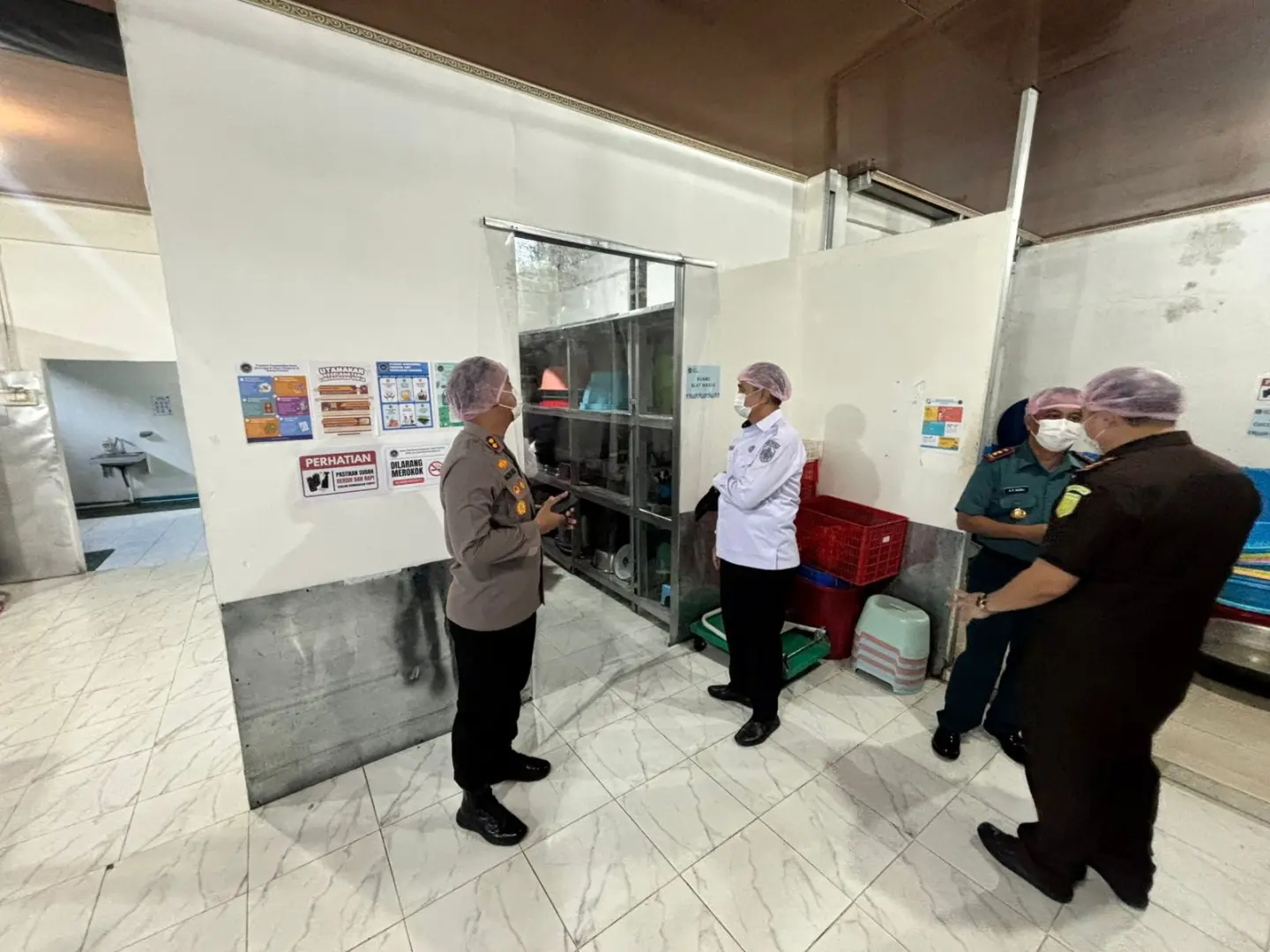 tolitoli-police-and-local-leaders-inspect-nutrition-centers-to-monitor-free-meal-program