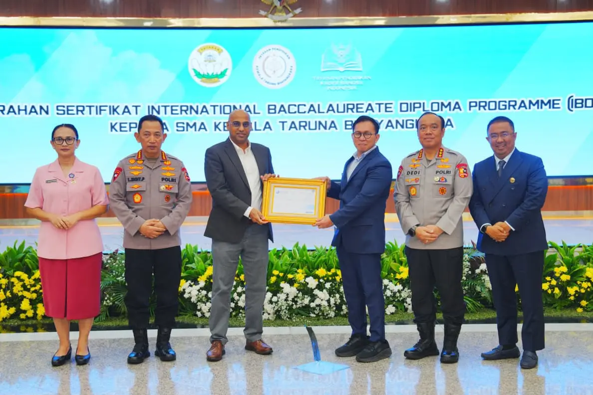 inp-chief-receives-ib-dp-certification-for-kemala-taruna-bhayangkara-high-school