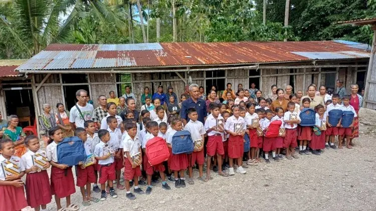 east-nusa-tenggara-police-share-school-supplies-for-bhayangkara-day