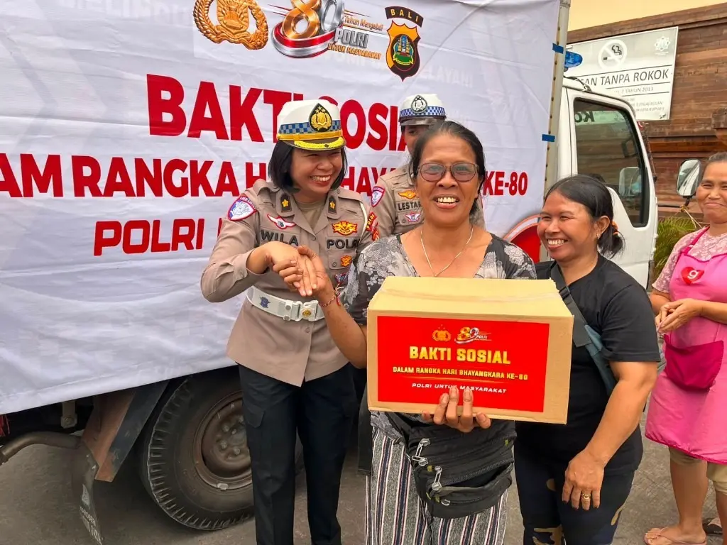 bali-police-distribute-300-food-packages