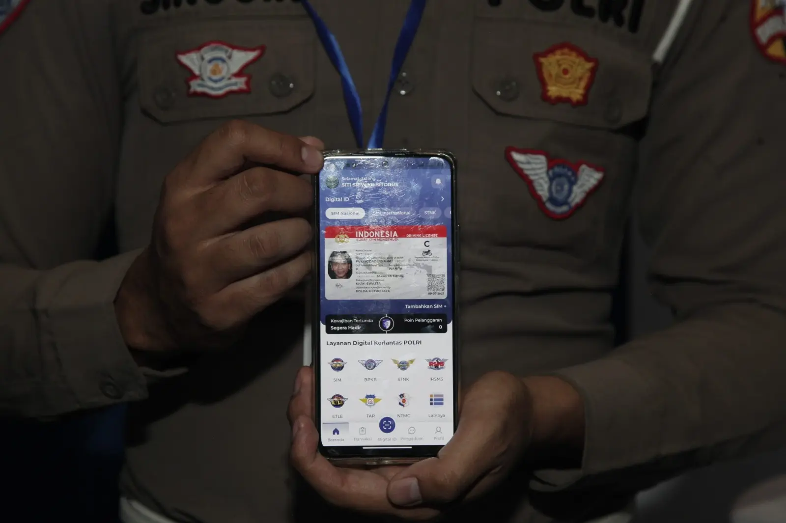 easy-and-convenient-police-presents-digital-driving-license-service