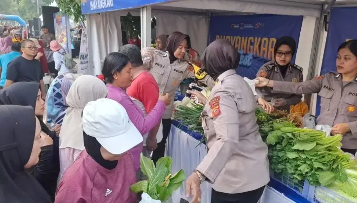 bogor-police-celebrate-bhayangkara-fest-with-fresh-vegetables