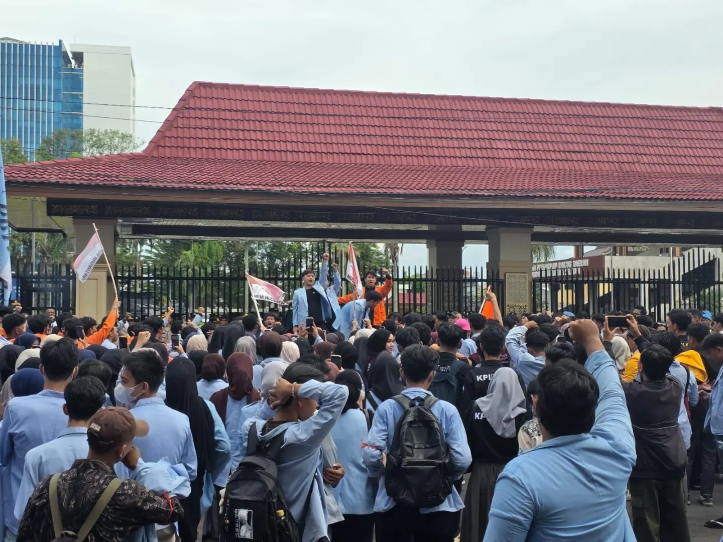 south-sumatra-police-safeguard-democracy-with-humanist-approach