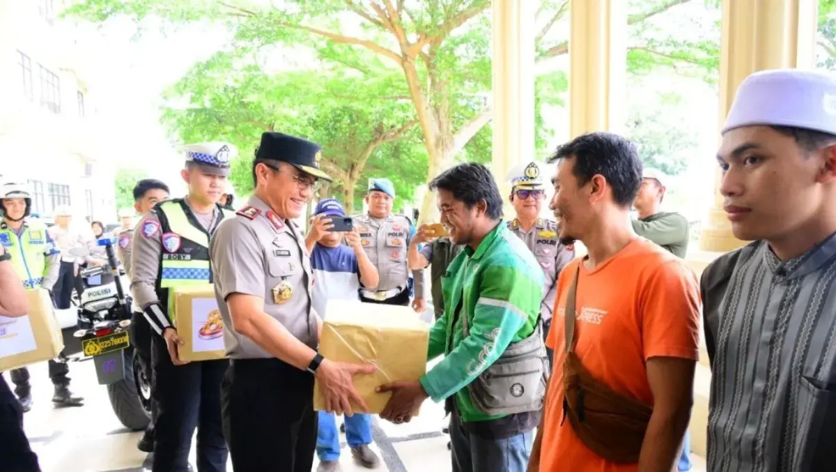 jambi-police-distribute-1000-food-packages-for-bhayangkara-day