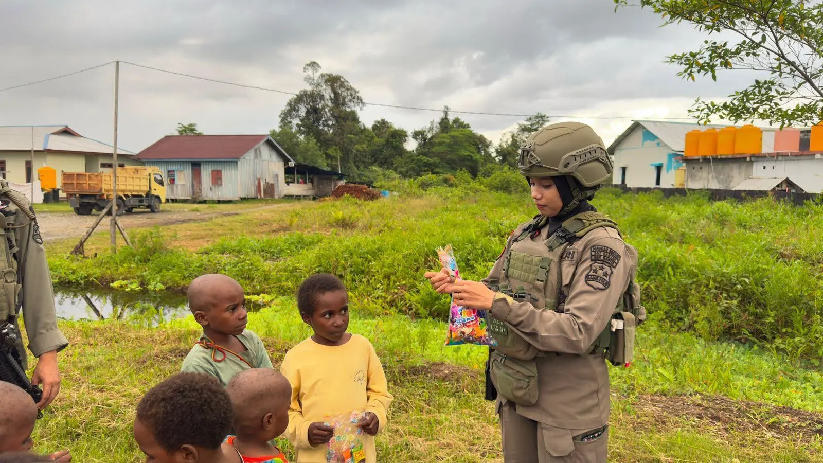 female-police-officers-of-damai-cartenz-task-force-boost-community-trust-in-nduga