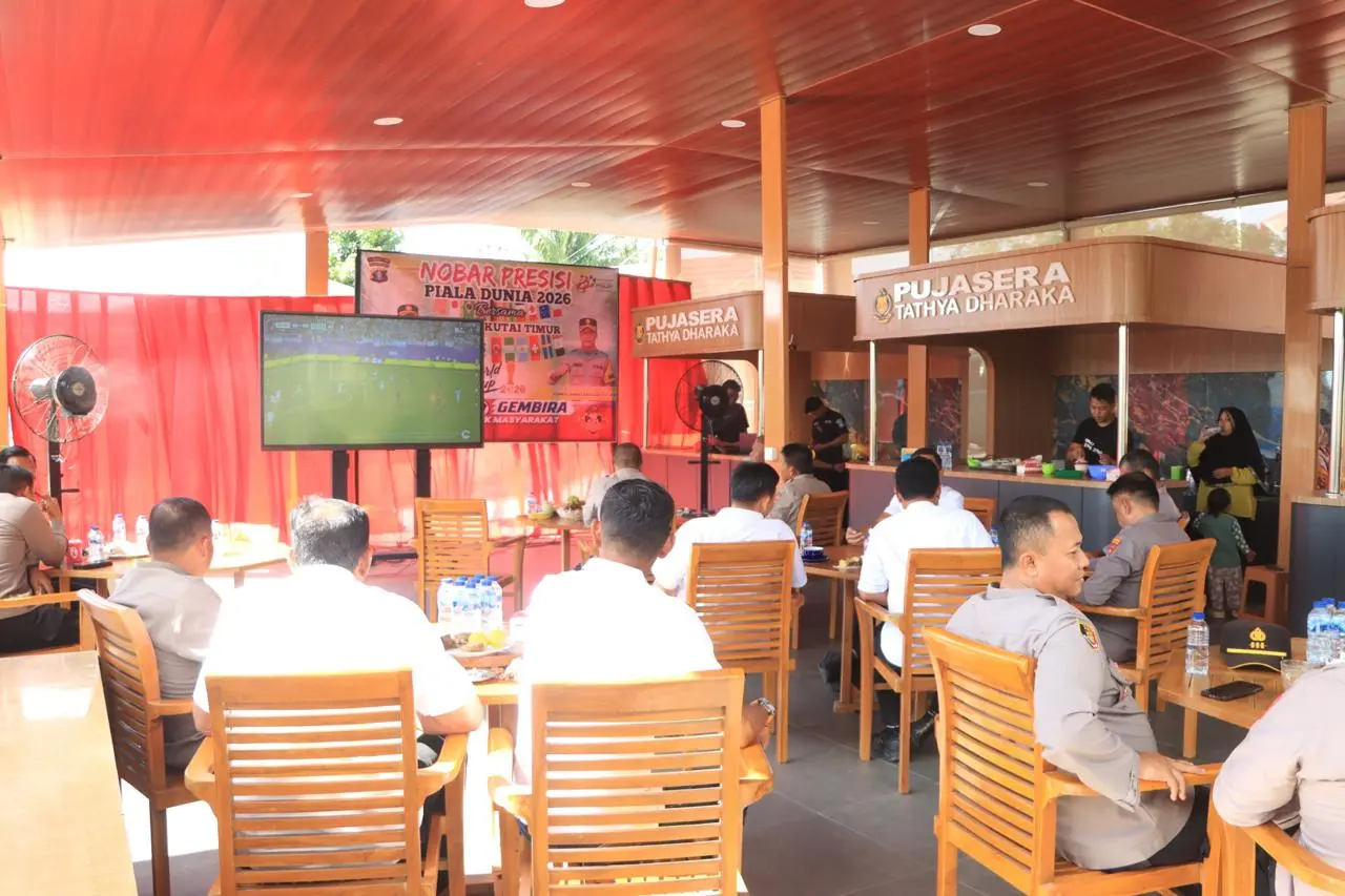 east-kutai-police-hosts-world-cup-public-screning-gaterhing-to-strengthen-community-ties