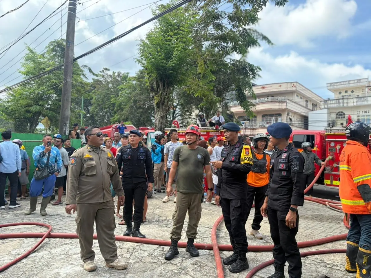 police-works-together-with-firefighter-to-extinguish-flame-at-a-restaurant-in-north-kalimantan