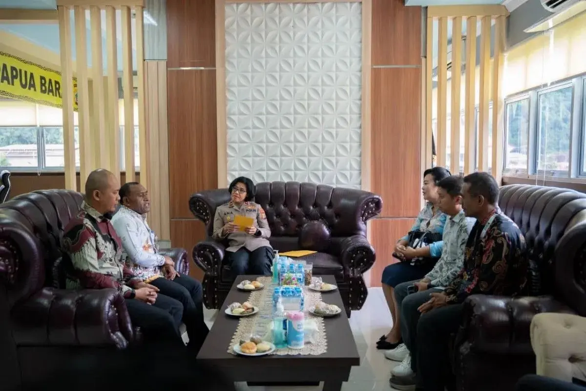 pln-and-west-papua-police-collaborate-to-secure-power-for-pesparawi