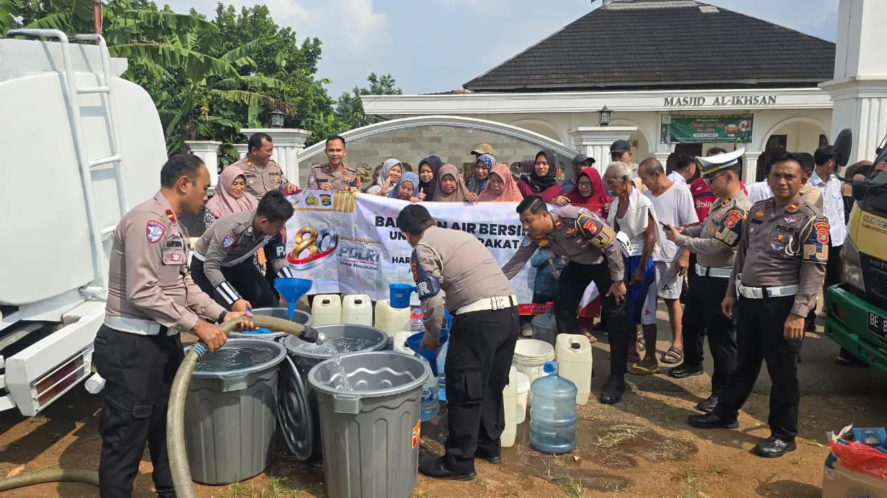 lampung-police-deliver-16000-liters-of-clean-water-to-pesawaran-families