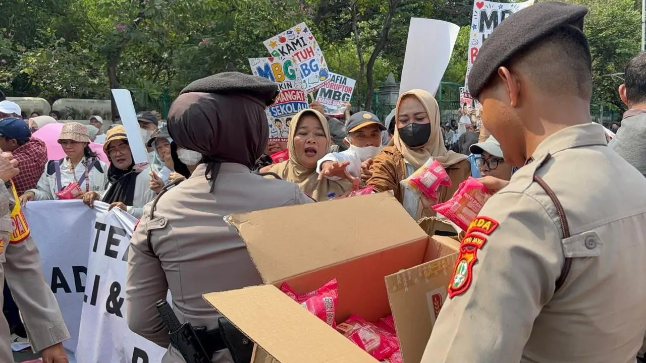 police-women-help-secure-public-rally-in-monas